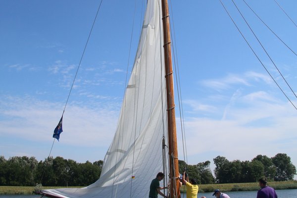 Zeil hijsen in Enkhuizen 7.jpg